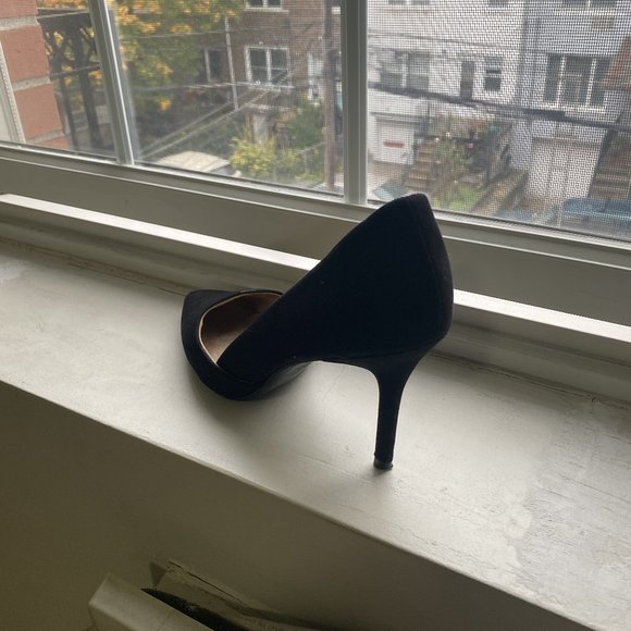 Black Old Navy Pointed Toe Pumps - Picture 4 of 4